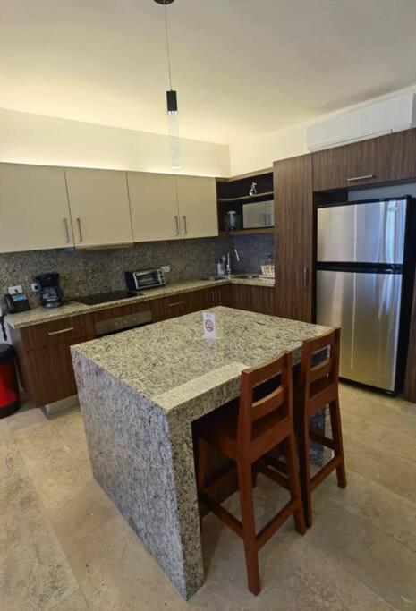 Paradise: 2 Bed 2 Bath Downtown Apartamento